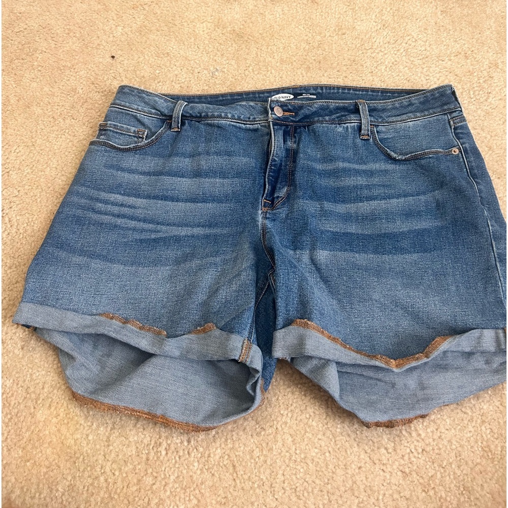 Old navy high rise secret slim pocket shorts. Size 18 plus.